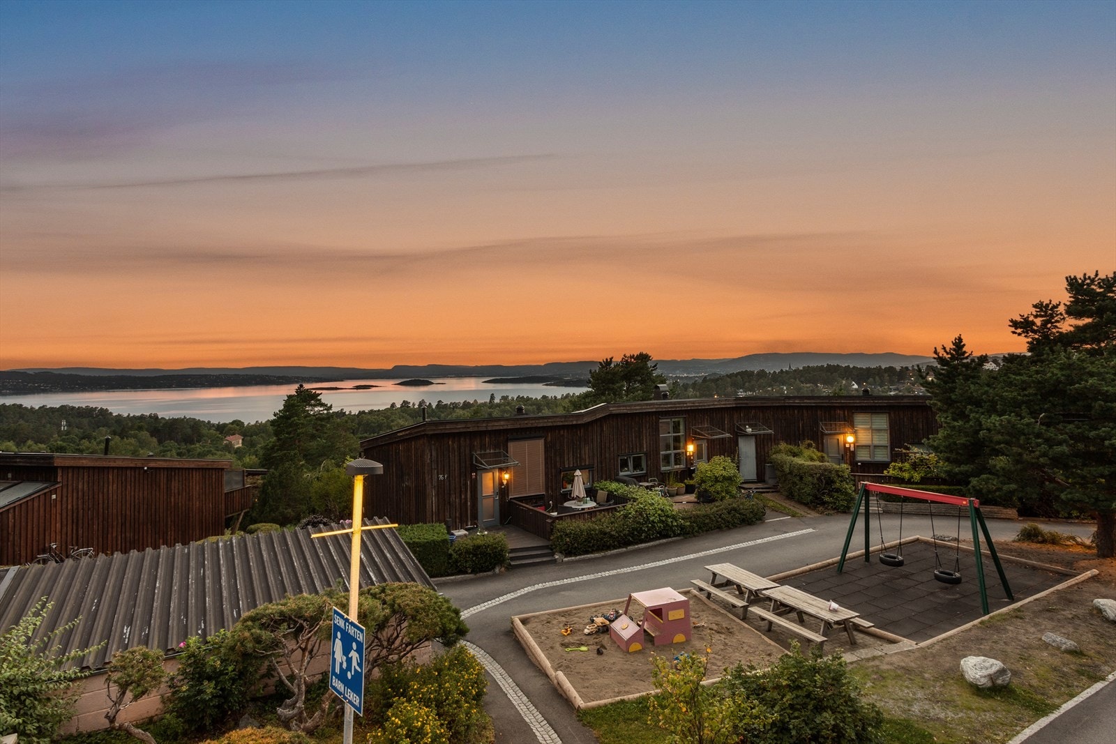 Skjermet og bilfri gate i Hallagerbakken - en perle for barnefamilien. Galleribilde