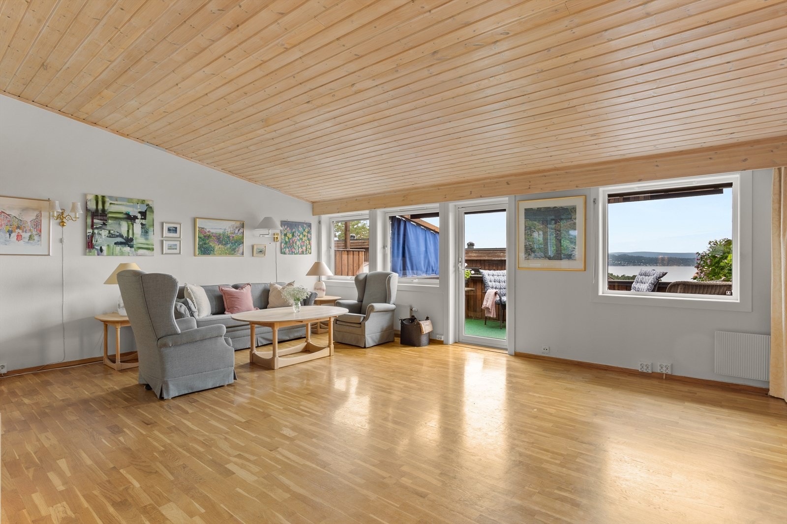 Den herlige stuen, som er et naturlig samlingspunkt for familie og venner, ligger i boligens første etasje. Galleribilde