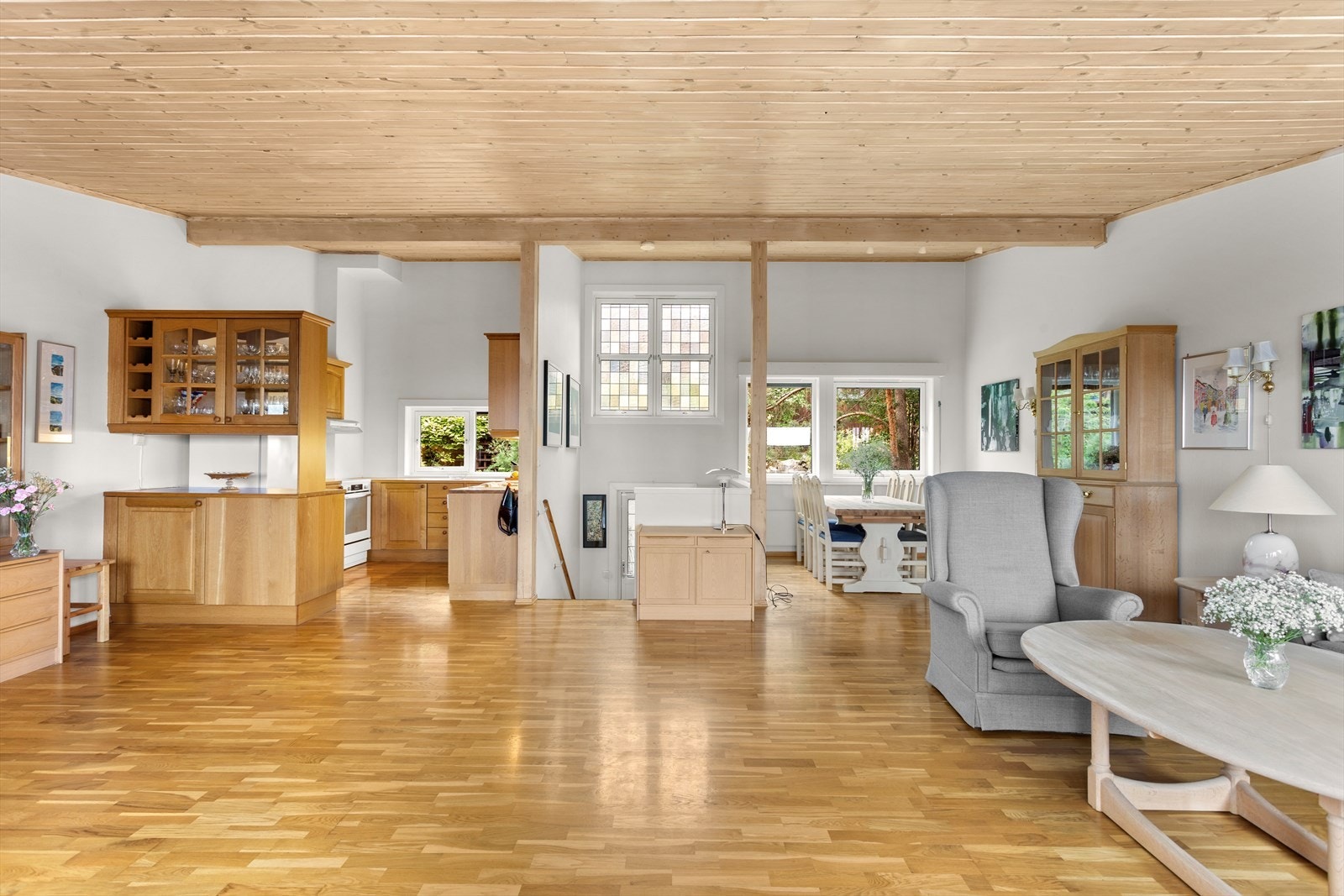 Den åpne løsning mellom stue og kjøkken gir en god romfølelse. Galleribilde