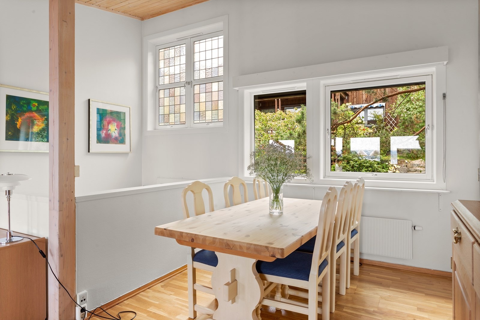 Stuen får rikelig av dagslys fra store vindusflater vendt mot både øst og vest. Galleribilde