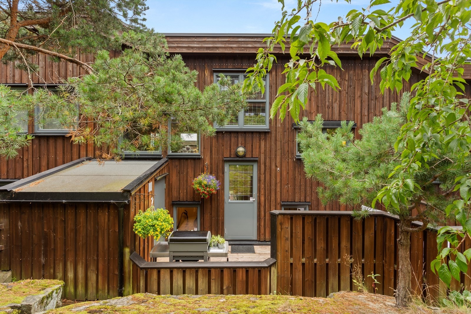 Plassen er noe skjermet av trærne mellom bebyggelsen, samt levegg langs deler av terrassen. Galleribilde