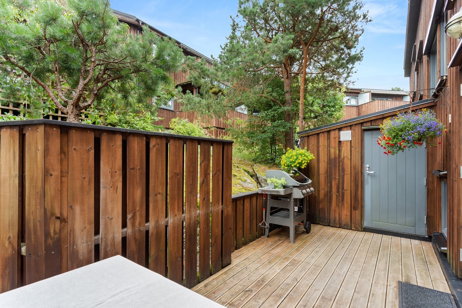 I enden av terrassen har du utebod med en gulvareal på 4 kvm. Selger opplyser om sol mellom kl. 08.00-15.00 midtsommers. Galleribilde