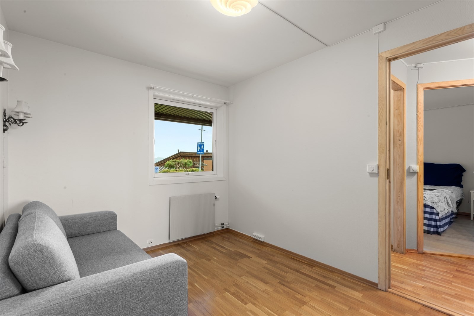 Det er etablert bredbånd / tv-kontakt i begge soverom samt stue. Galleribilde