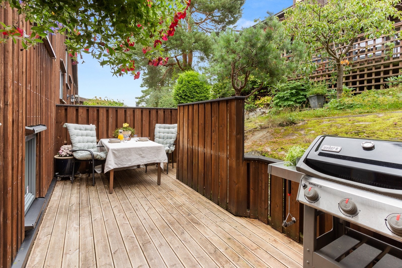 Halvveis opp til første etasje har du utgang til en 12 kvm terrasse med plass til både utemøblement og grill. Galleribilde