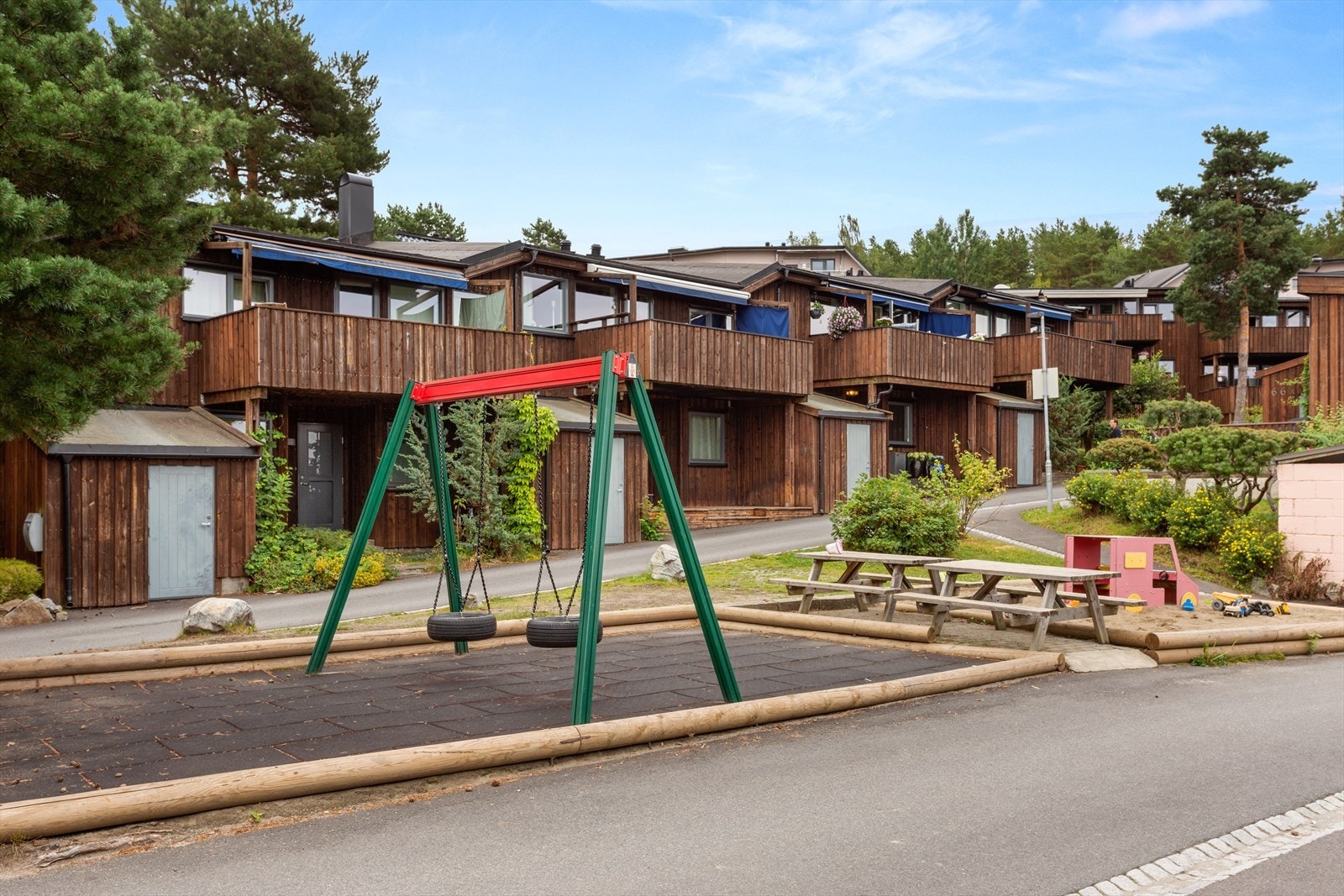 Flere lekeplass rett utenfor døra, meget barnevennlig beliggenhet på boligfeltet. Galleribilde