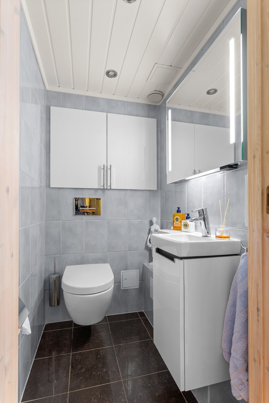 Eget toalettrom som ble pusset opp i 2013 med flislagte overflater, varme i gulv og downlighst i himling. Galleribilde