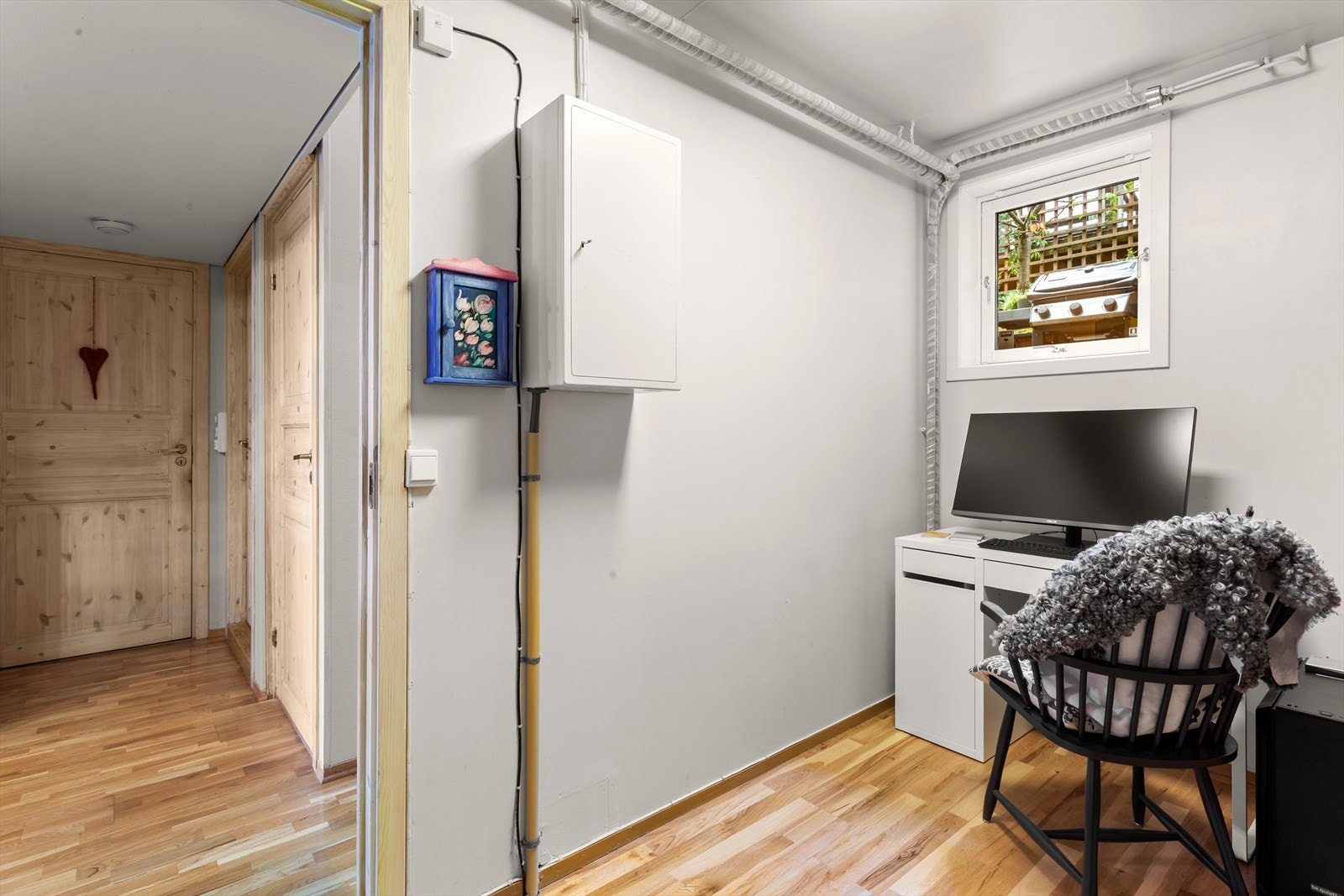 Praktisk med lagringsmuligheter i innvendig bod. Dagens eier har innredet rommet som kontor, vindu mot øst. Galleribilde