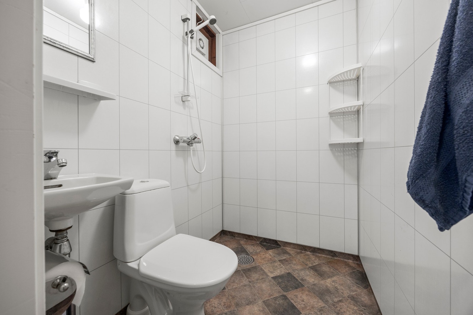 Bad - 3 kvm. Utstyrt med dusj, toalett og servant. Galleribilde