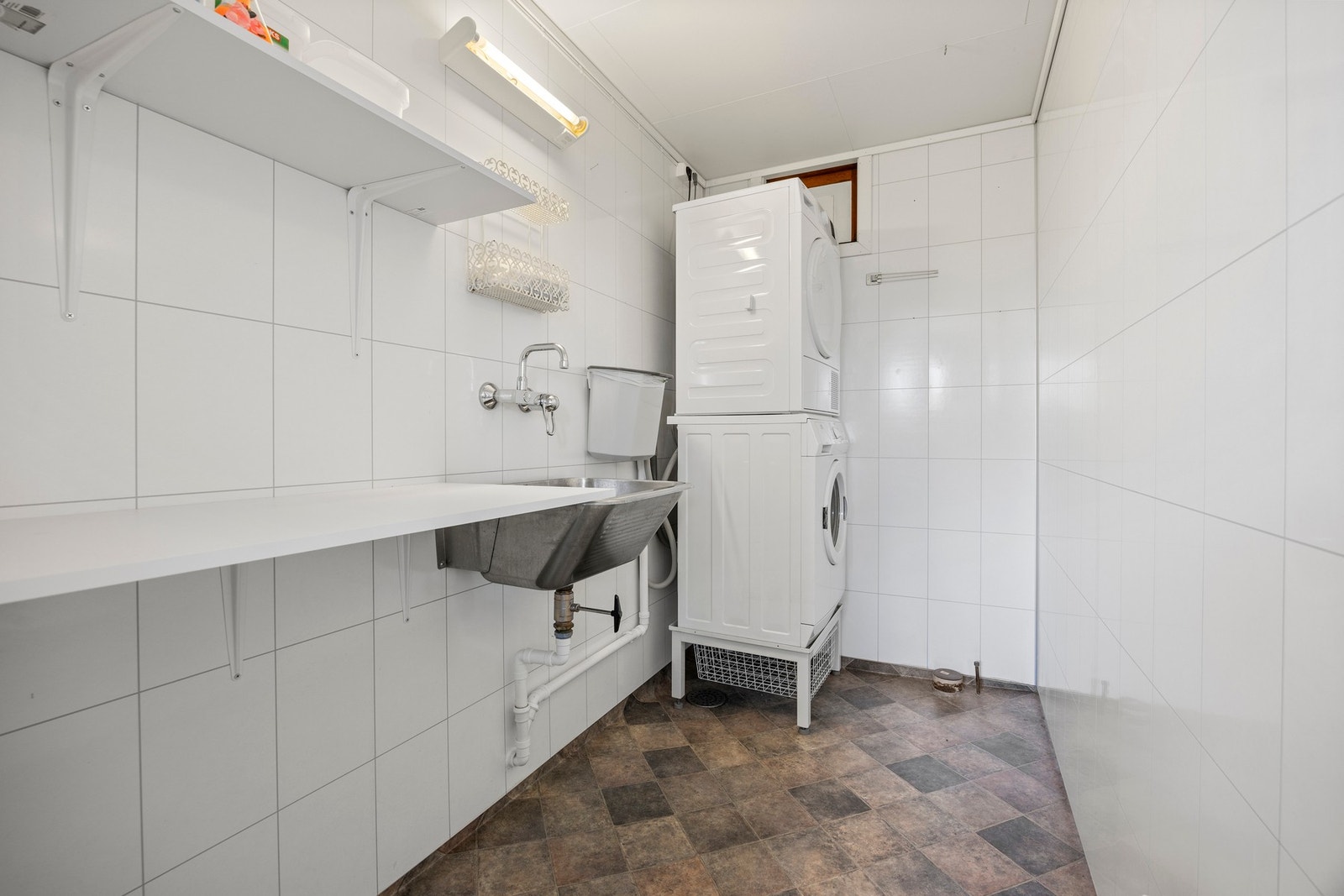 Vaskerom - 4 kvm. Oppusset i 2009. Utstyrt med utslagsvask og opplegg for vaskemaskin Galleribilde