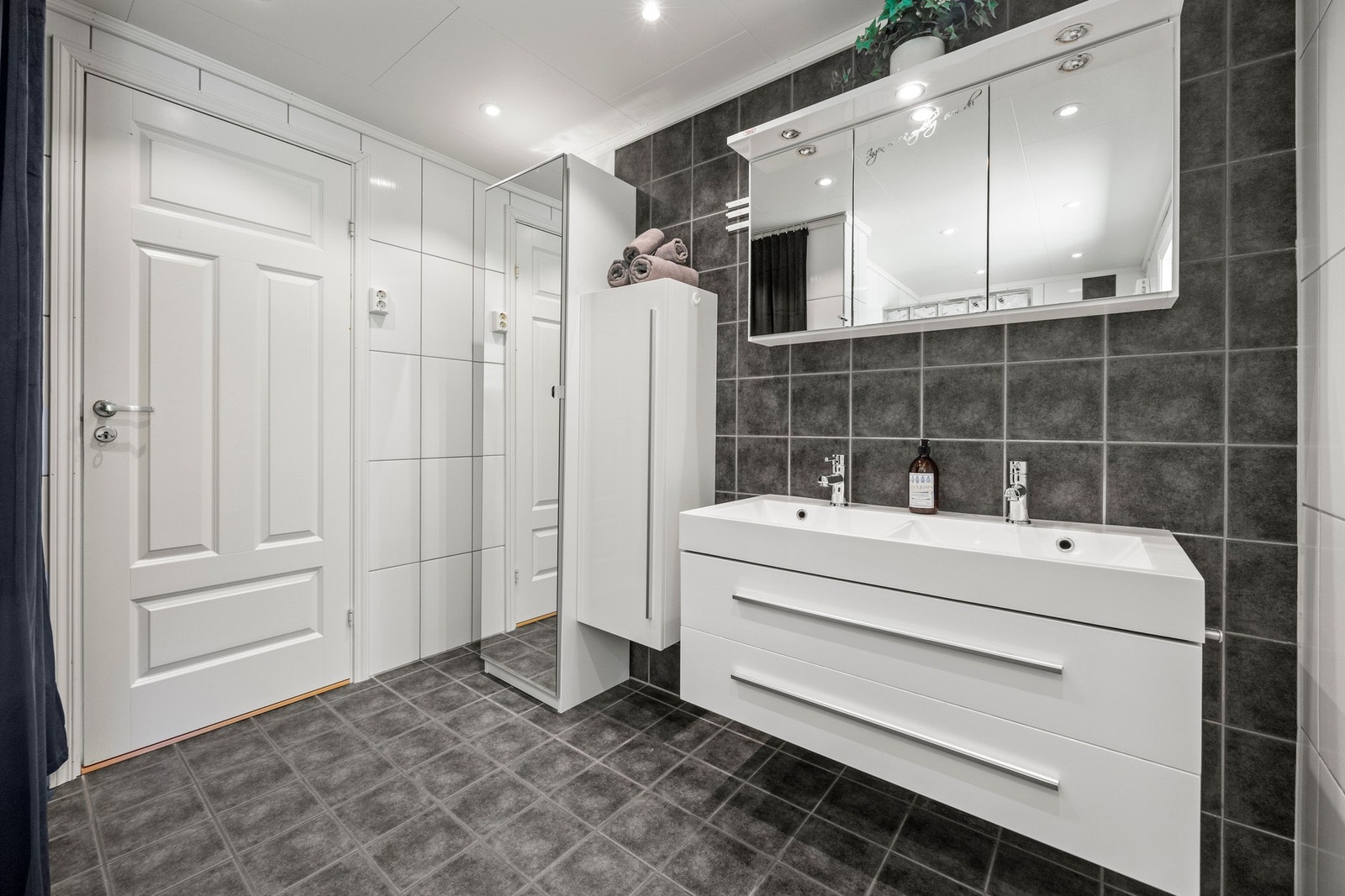 Bad - 8 kvm. Flislagte overflater med gulvvarme. Downlights i tak. Galleribilde