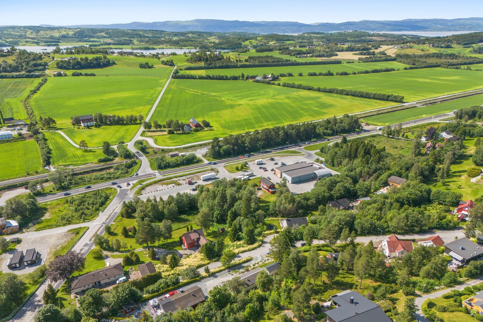 Gangavstand til matbutikk, skole og barnehage. Ca 11 km til Steinkjer sentrum. Galleribilde