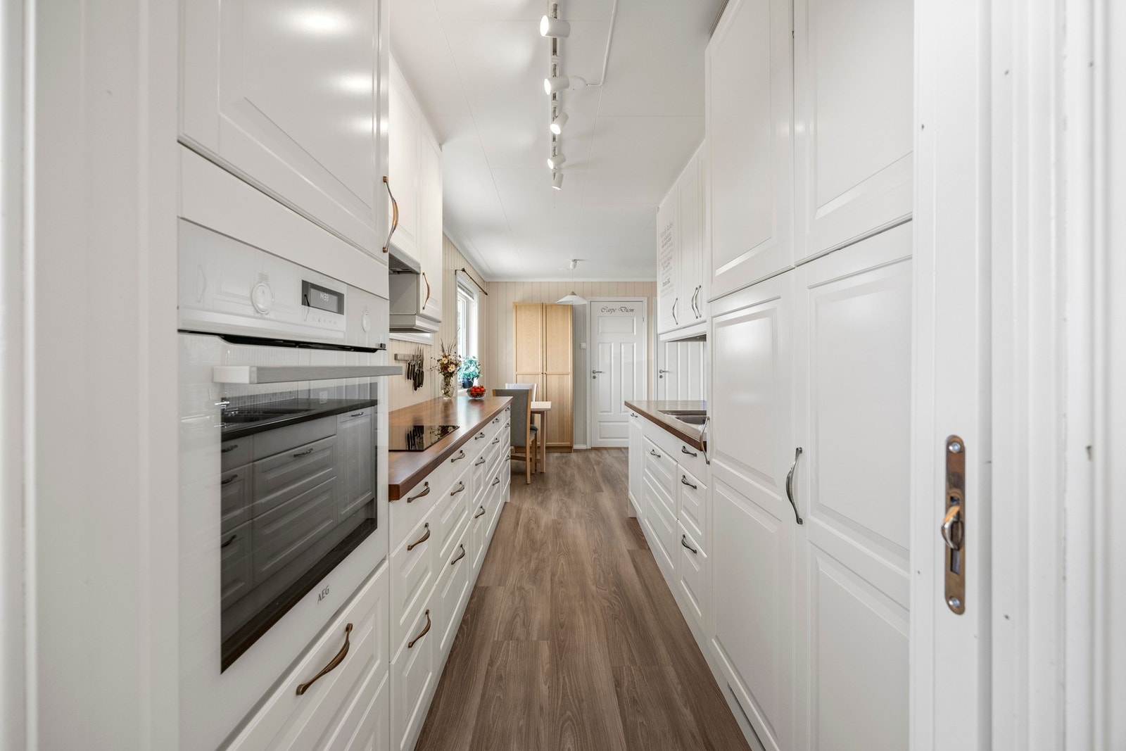 Det er godt med både benk- og oppbevaringsplass Galleribilde