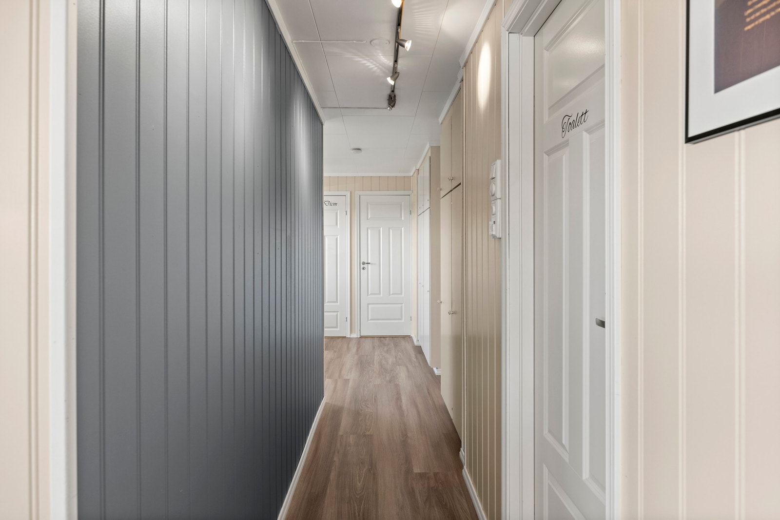 Dør inn til tre soverom og bad. Galleribilde