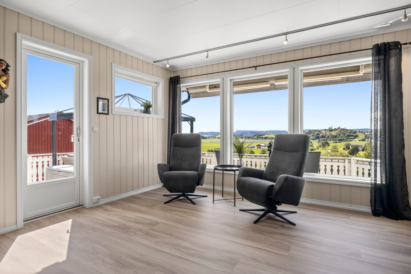 De generøse vinduene sørger for gode lysforhold og en flott utsikt! Galleribilde