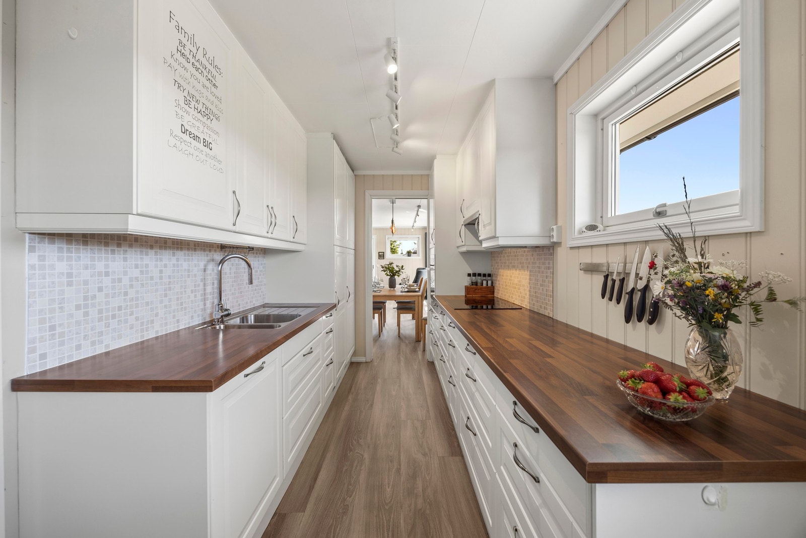 Stilren kjøkkeninnredning med integrerte hvitevarer Galleribilde