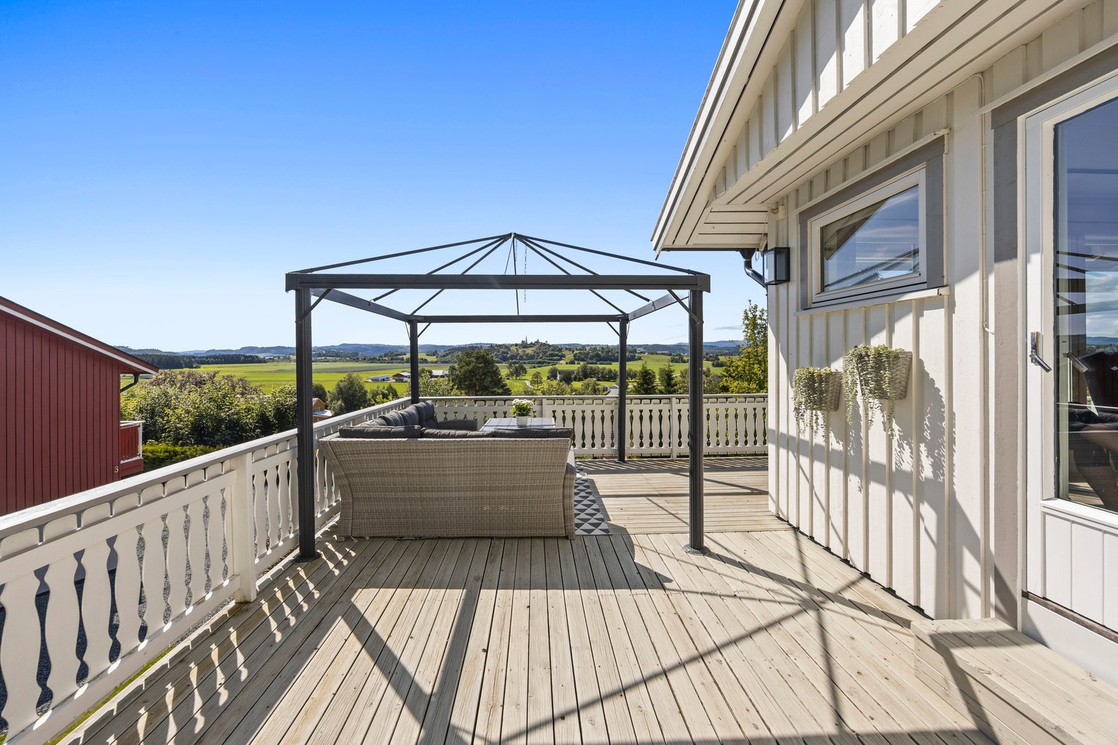 Romslig terrasse på 34 kvm. Her kan man nyte gode solforhold og utsikt! Galleribilde