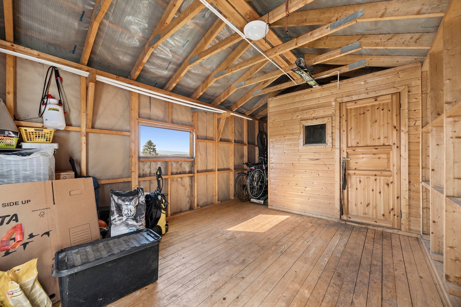 Uthus - 19 kvm. Innredet som to boder der den ene benyttes til hundehus. Galleribilde