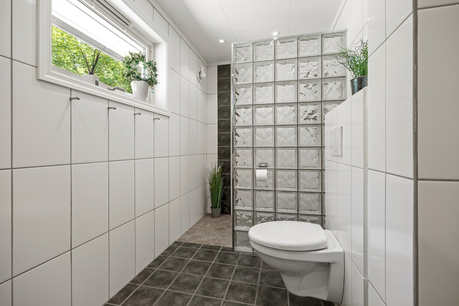 Utstyrt med servantskap, vegghengt toalett og dusj Galleribilde