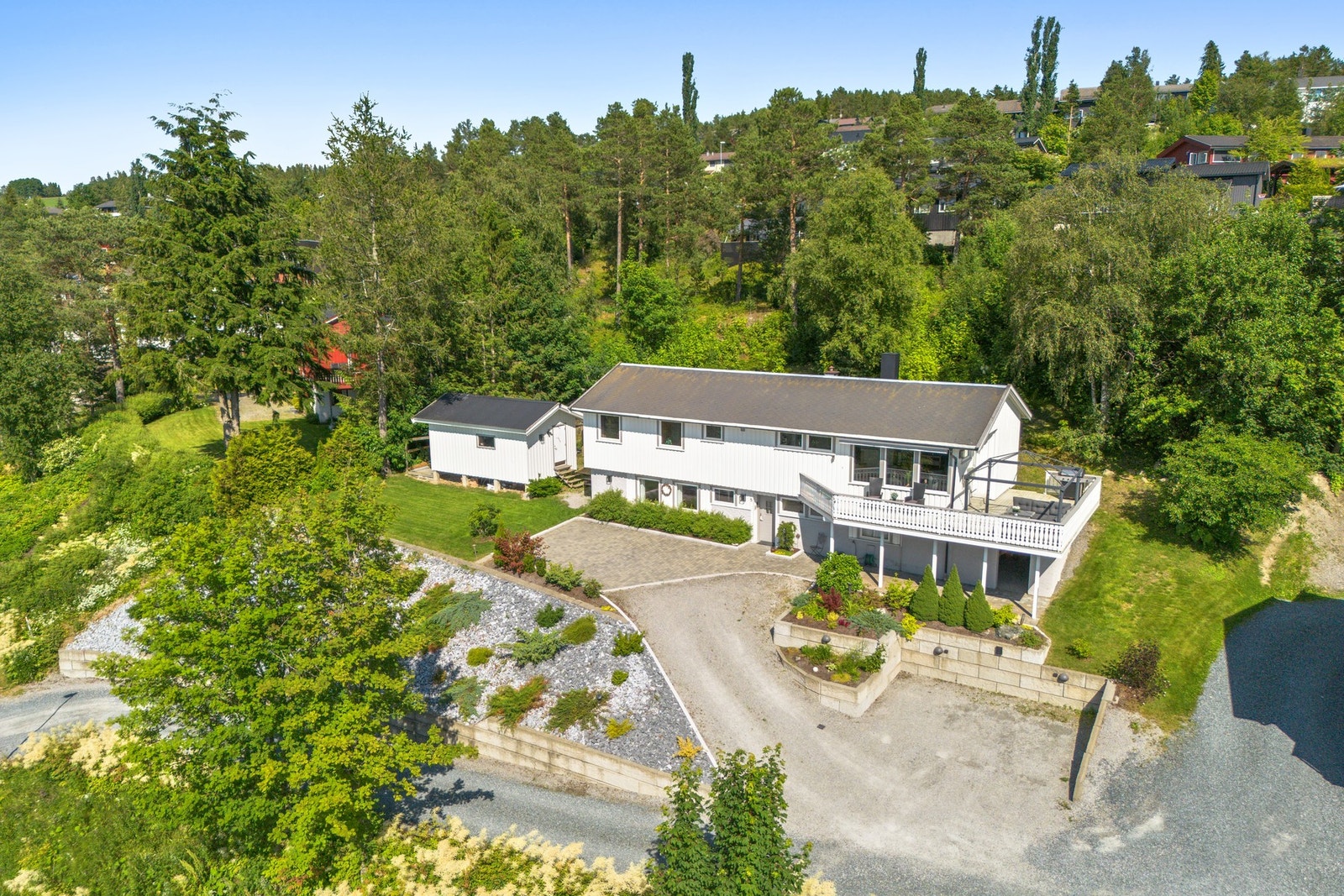 Svært pent opparbeidet eiendom med gjennomtenkte løsninger i hagen! Galleribilde