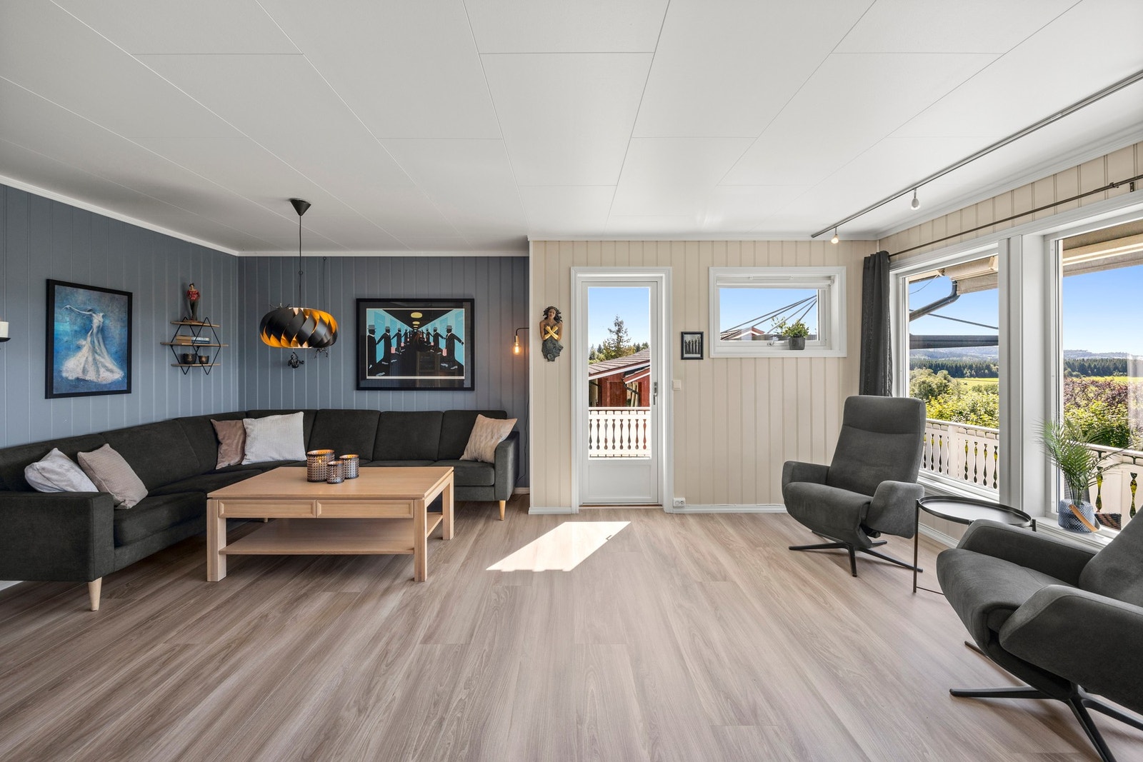 Romslig og trivelig stue med tidsriktige overflater! Galleribilde