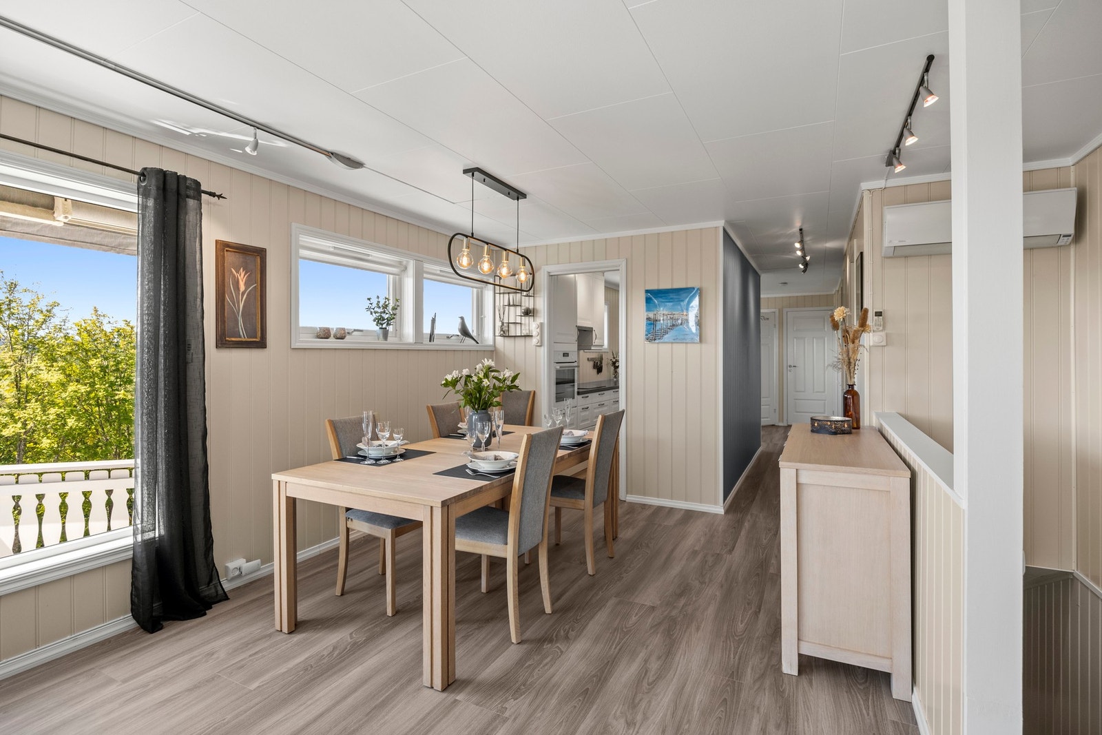 Spisebordet er plassert i den naturlige overgangen mellom stue og kjøkken Galleribilde