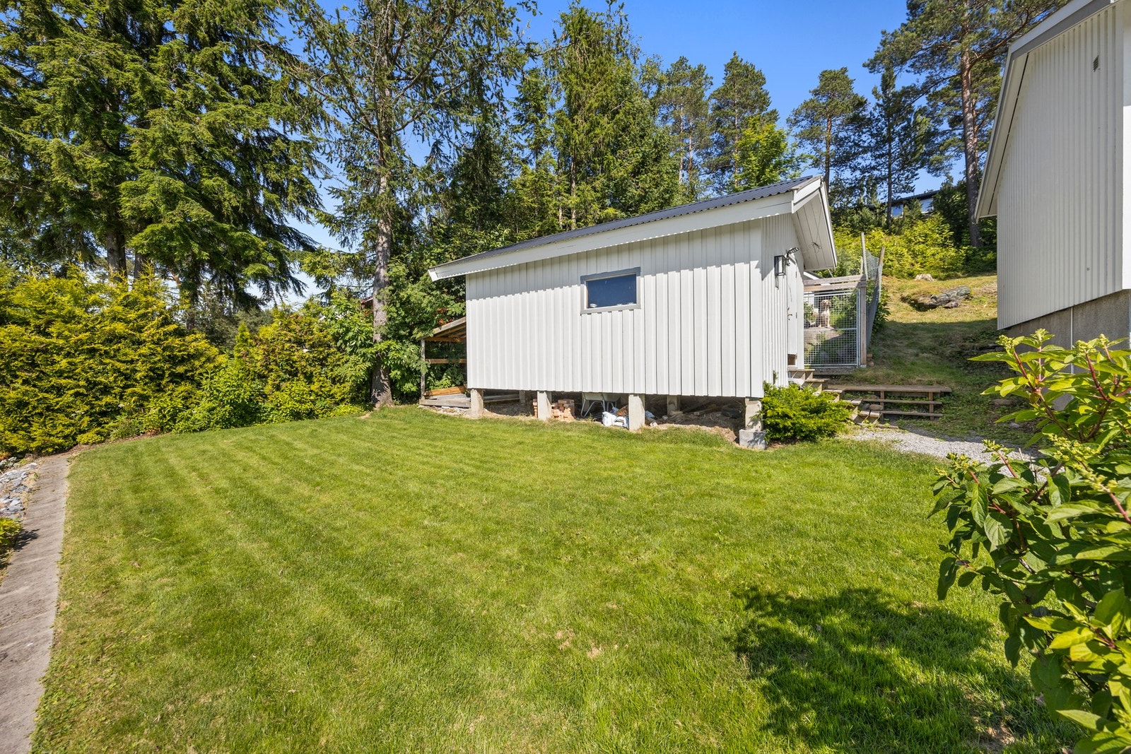 Jfr. tomtebeskrivelse; deler av uthuset ligger på naboeiendommens tomt. Kjøper overtar ansvar og risiko ifbm. dette. Galleribilde