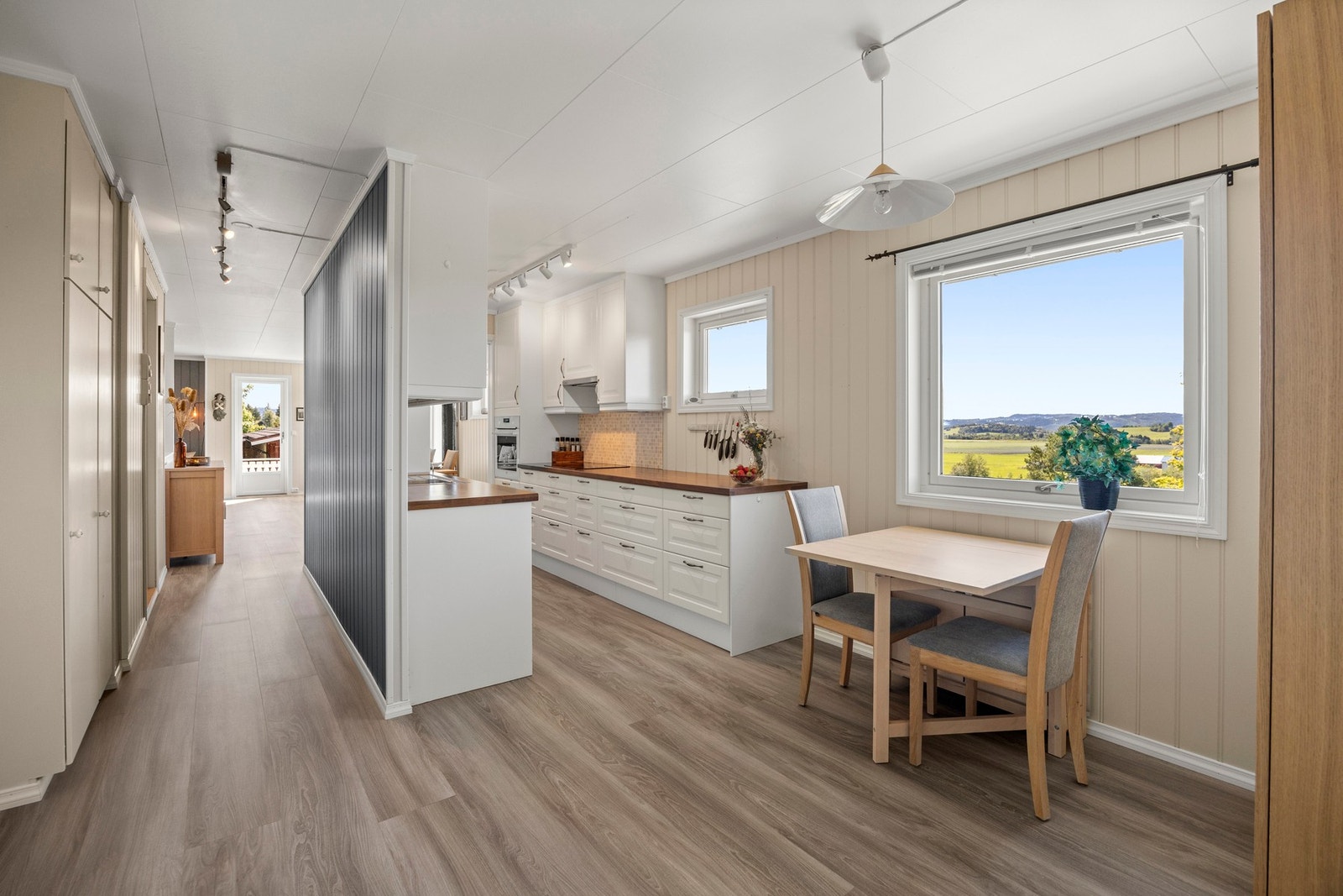 Kjøkken - 18 kvm. I 2009 ble det gjennomført større oppgraderinger på de fleste overflatene. Galleribilde