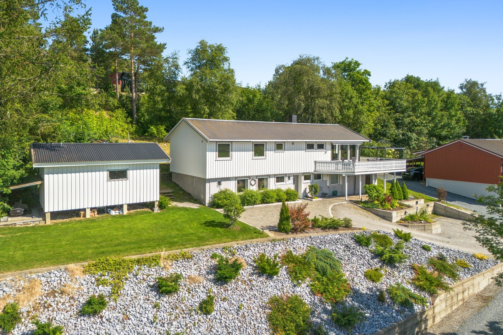 I 2009 ble boligen etterisolert og bordkledning ble skiftet. Galleribilde