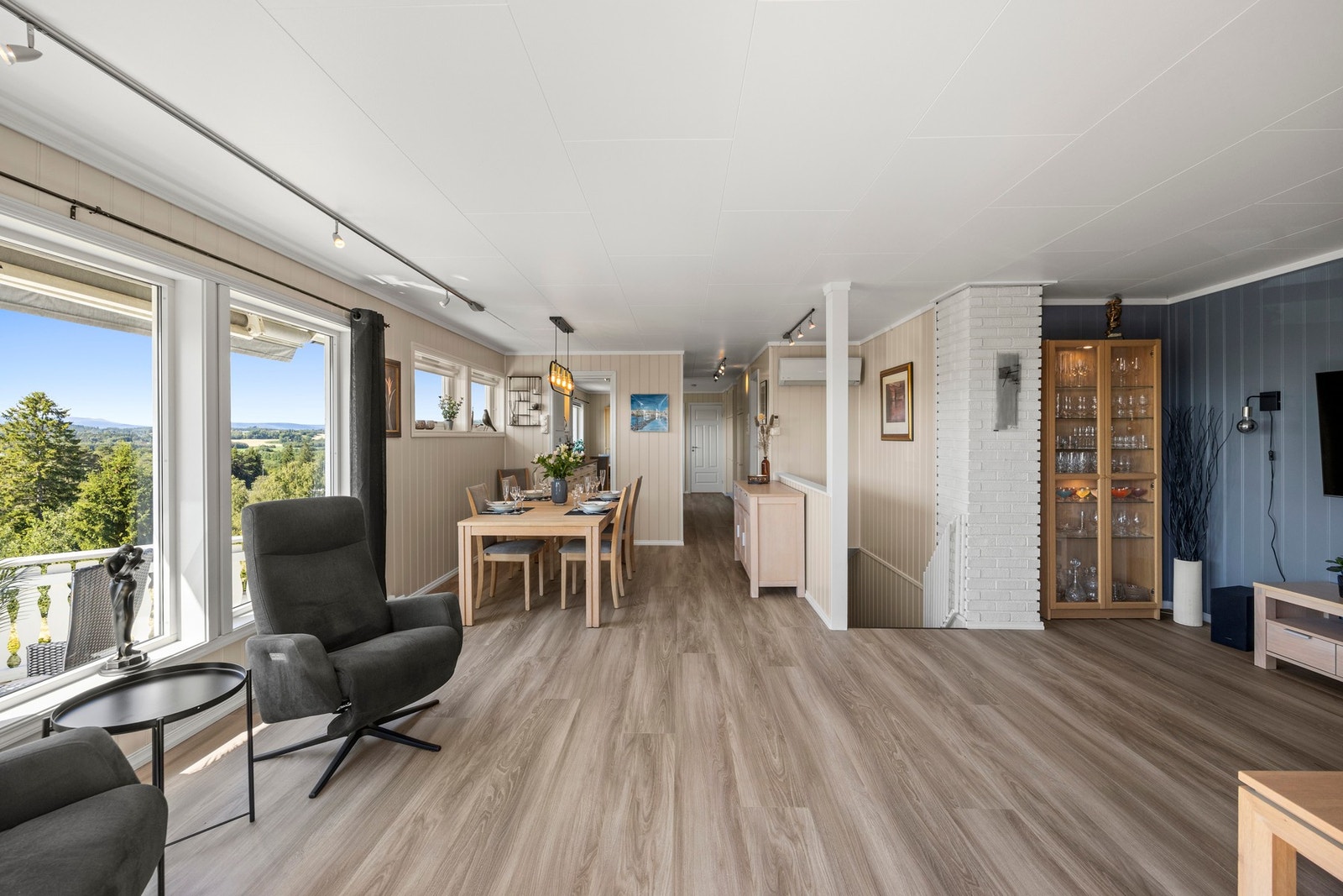 Stuen måler 38 kvm og har god plass til flere sittegrupper Galleribilde