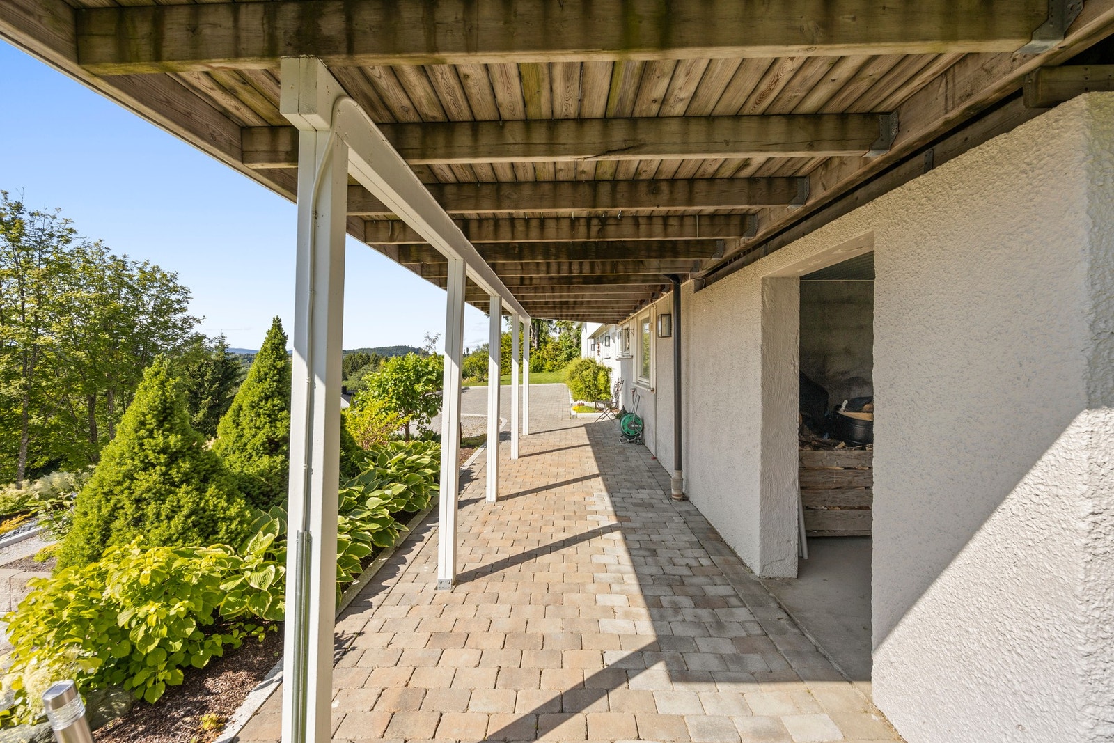 Bod med utvendig adkomst - 12 kvm. Flott for lagring av snøfres, ved, plenklipper m.m. Galleribilde