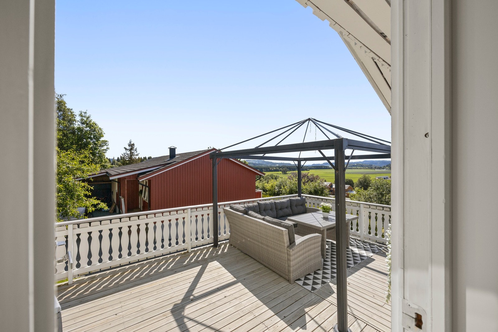 Fra stuen er det utgang til solrik terrasse! Galleribilde