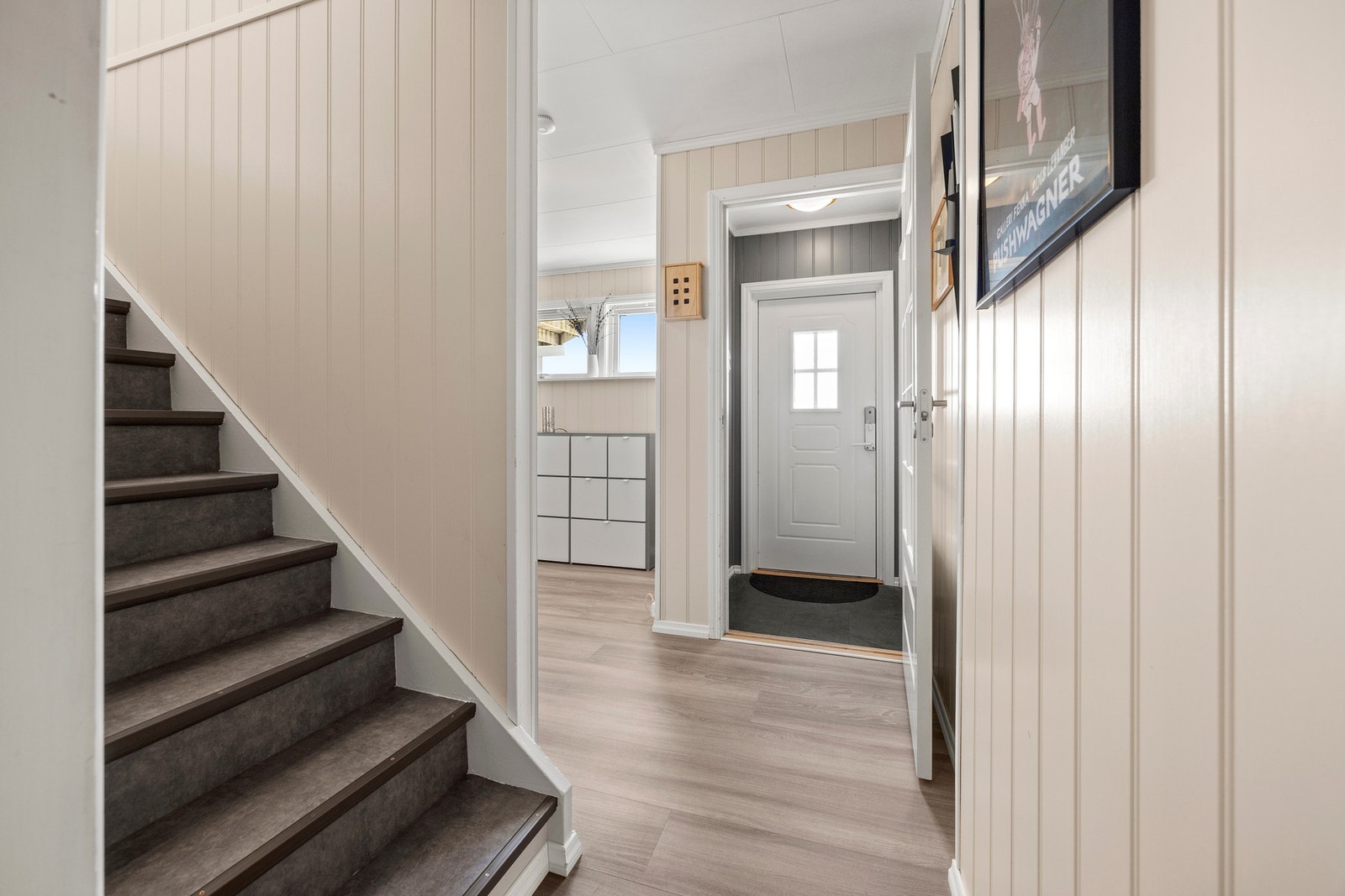 Trapp ned til underetasje med entré og vindfang. Inngang til utleiedel i vindfanget. Galleribilde