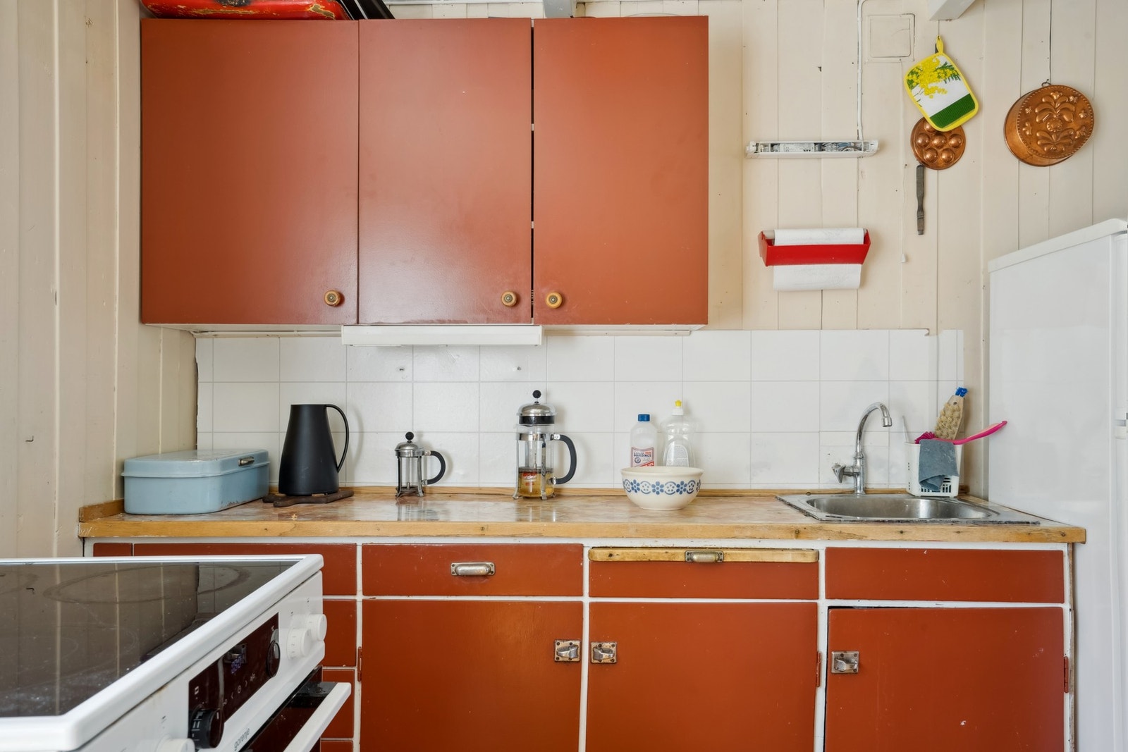 Det er egen brønn med innlagt vann, og hytten har strøm og gråvann Galleribilde