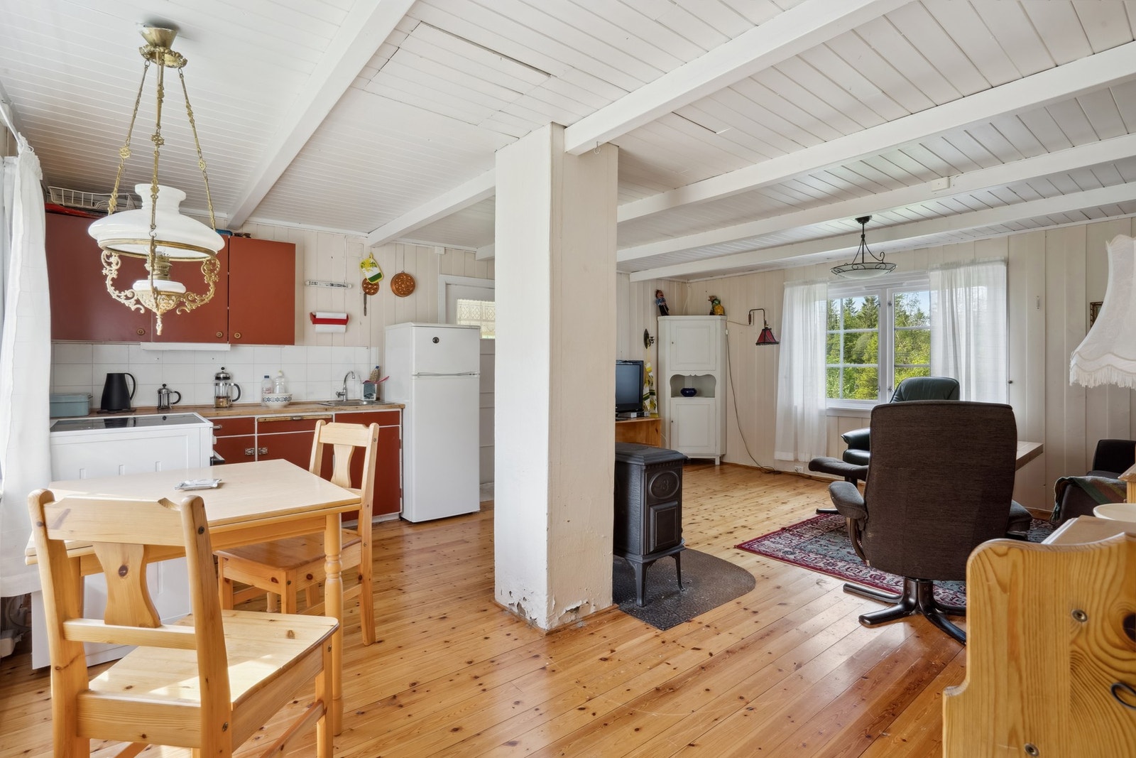 En romslig stue med åpen planløsning til kjøkken Galleribilde