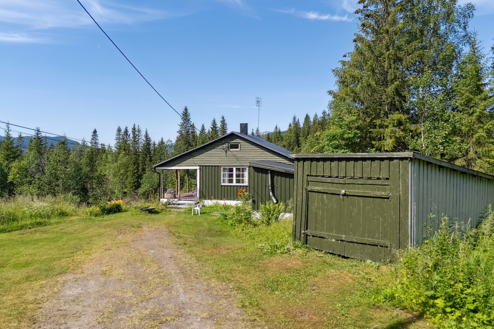 Parkering rett utenfor hytteveggen Galleribilde