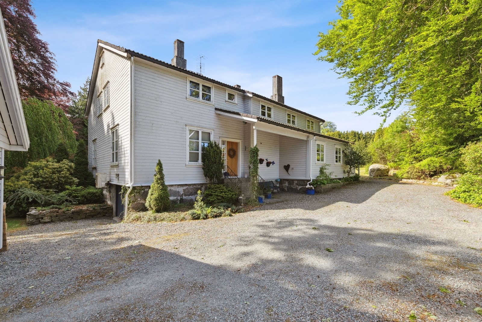 Et generøst gårdsrom gir rikelig med parkeringsplass, med både garasje og flere biloppstillingsplasser. På tomten er det både en enkel garasje og en dobbelgarasje fra 2018. Praktisk og komfortabelt for både familien og besøkende. Galleribilde