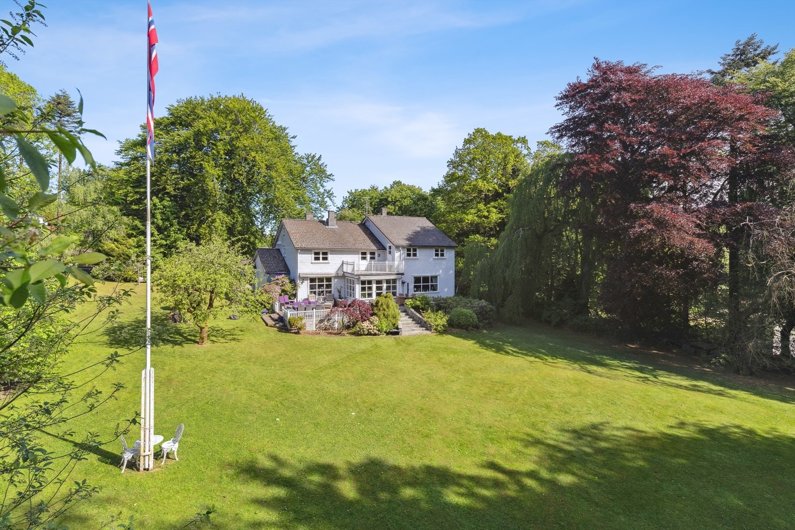 Boligen fremstår som klassisk og tidløs, med kvaliteter som god takhøyde, store vindusflater og gjennomgående romfølelse. Her er det rikelig med plass for både familie og gjester, og hjemmet byr på mange soner for både felleskap og privatliv. Galleribilde