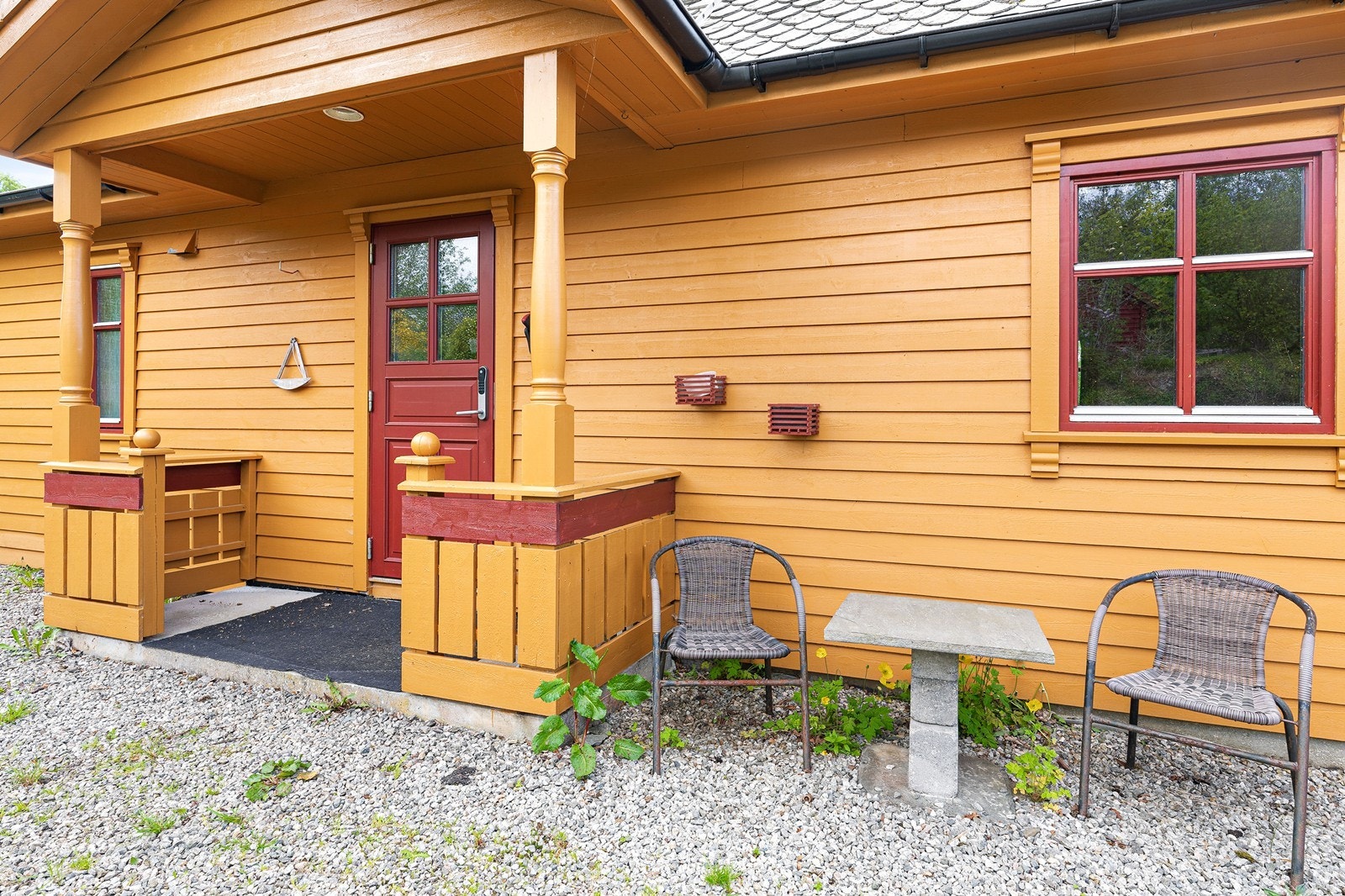 I front av huset er det opparbeidet med gruset innkjørsel og parkering på tomten. Galleribilde