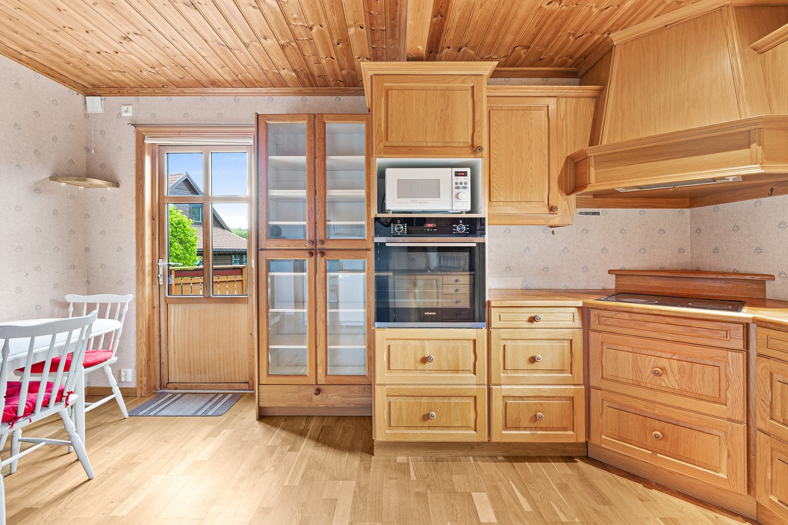 Kjøkkenet har profilerte fronter og benkeplate i tre. Galleribilde