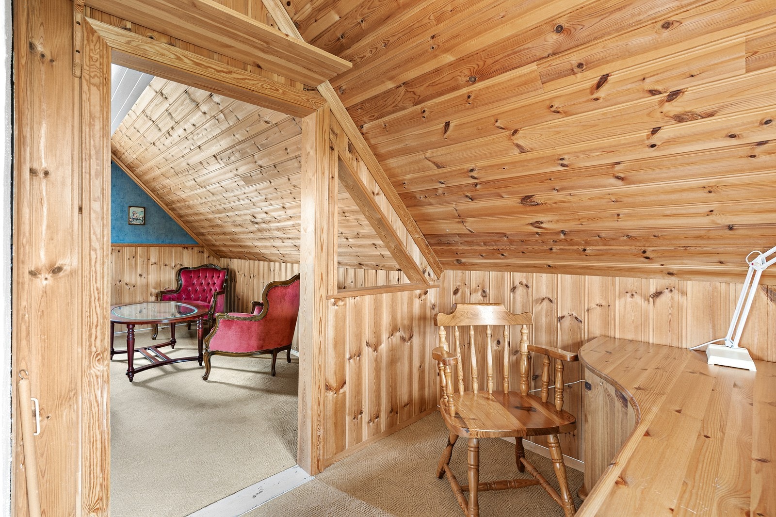 Loftet inneholder to soverom, en entré med trapp og en stue. Galleribilde