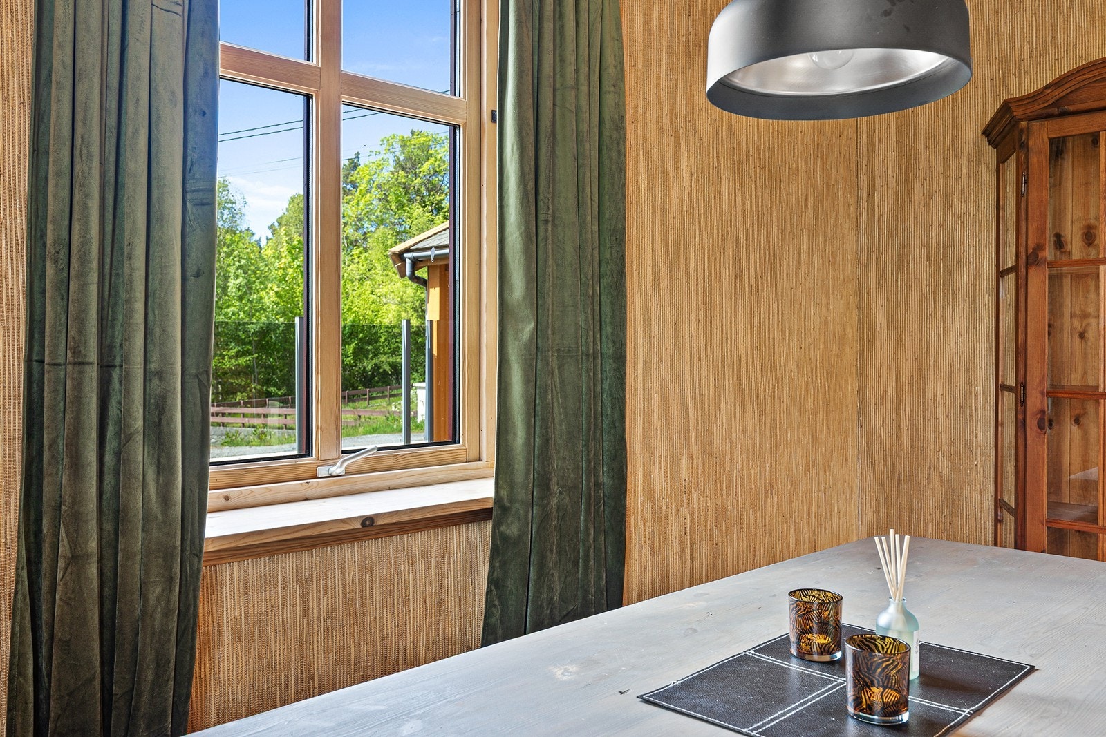 I forbindelse med tilbygg ble det gjort en del modernisering i boligen i 2002. Galleribilde