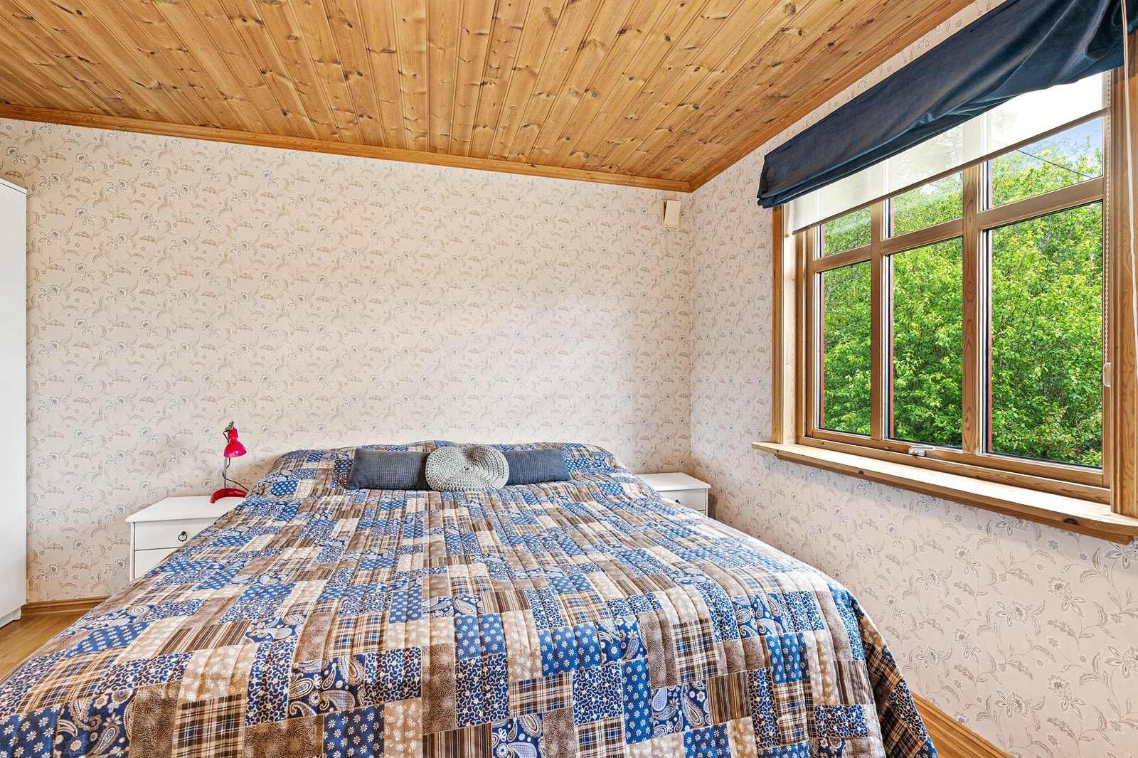 Det er ett soverom i 1. etasje med plass til seng og garderobeløsning. Galleribilde