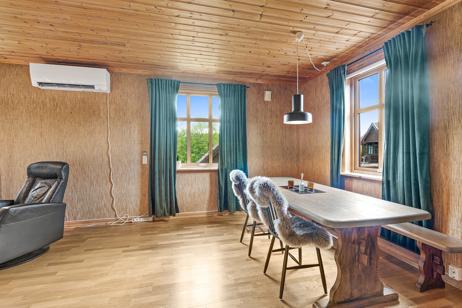 Eneboligen holder jevnt over eldre standard med diverse vedlikeholdsbehov. Galleribilde