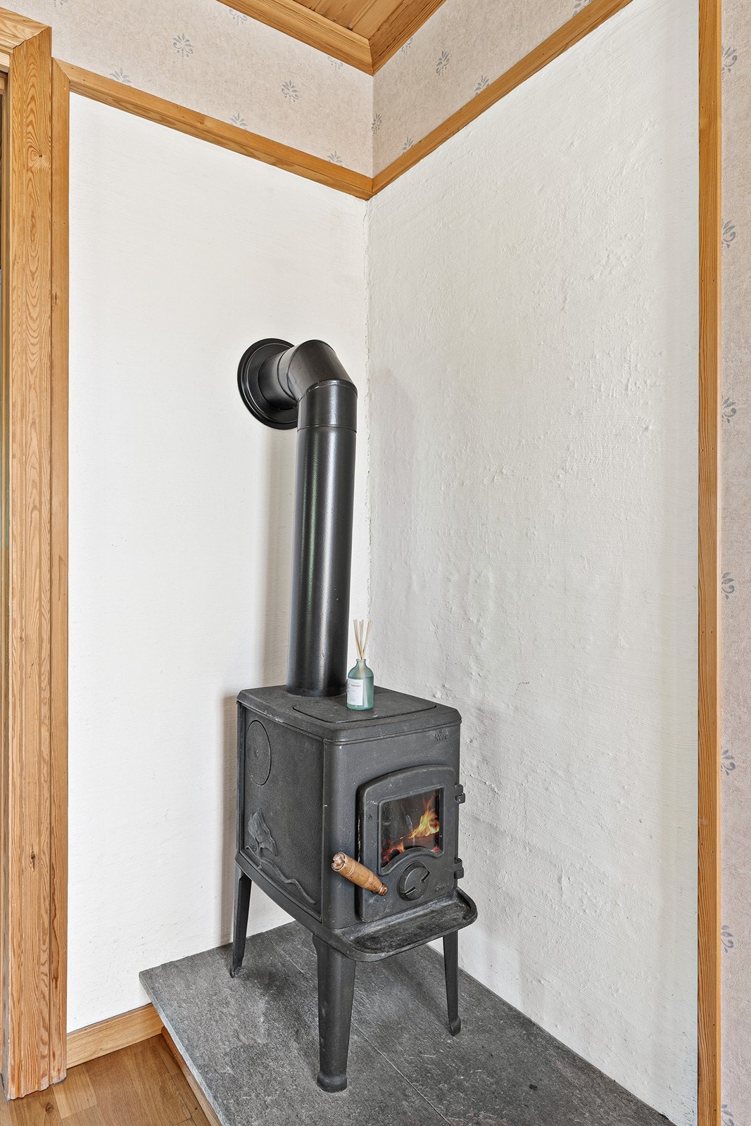 Eldre ovn på kjøkkenet. Galleribilde