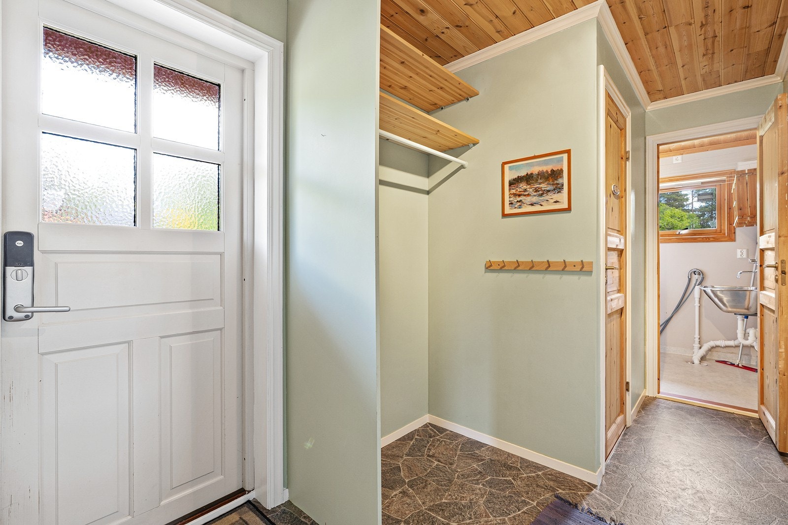 Her er det plass til oppheng av yttertøy og sko i praktisk innhukk. Galleribilde