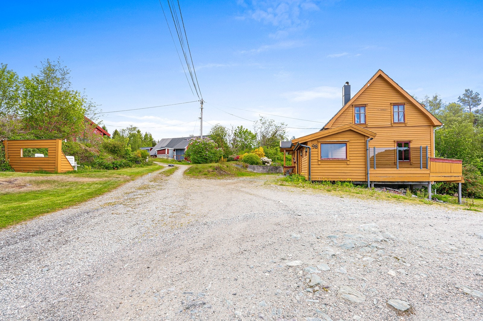 Tomten er eiet og oppgitt til å være 843,00 m² i matrikkelen. Galleribilde