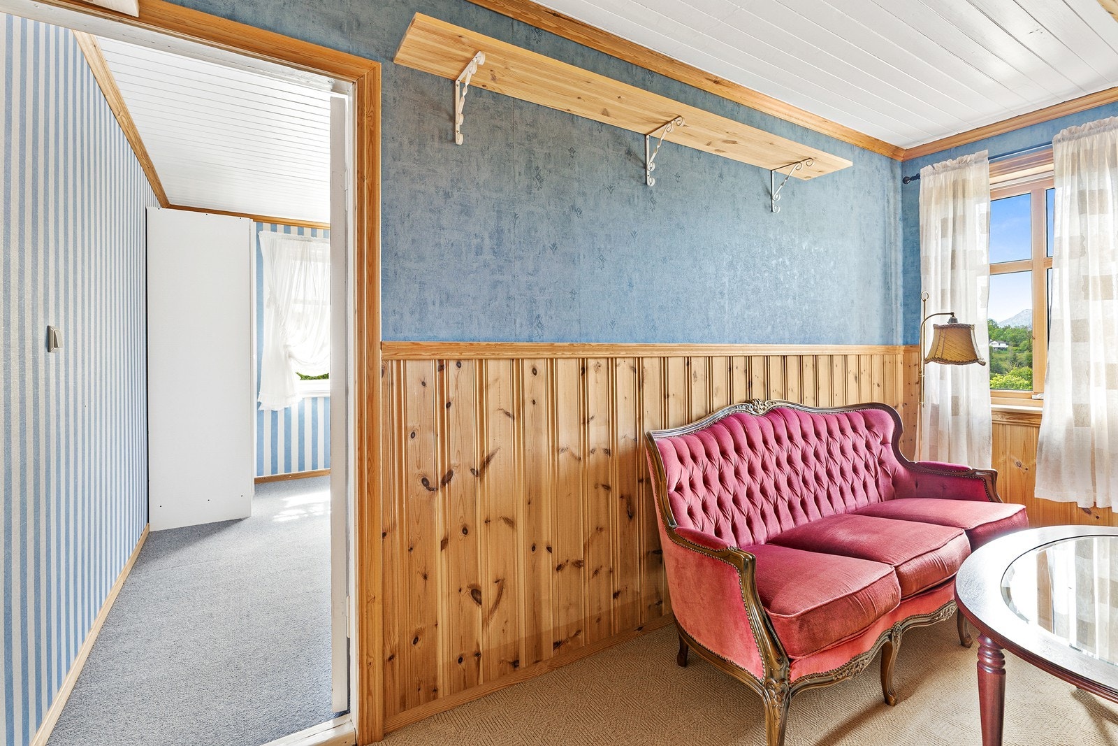 Overflatene består av teppe, laminat/parkett og gulvbelegg. Veggene er dekket med tapet, malte plater og panel, mens taket har panel. Galleribilde