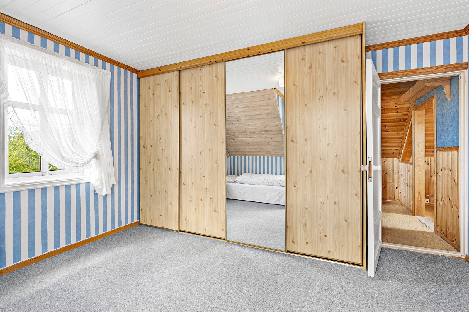 Det er god plass til seng og garderobeløsning på soverommene. Galleribilde