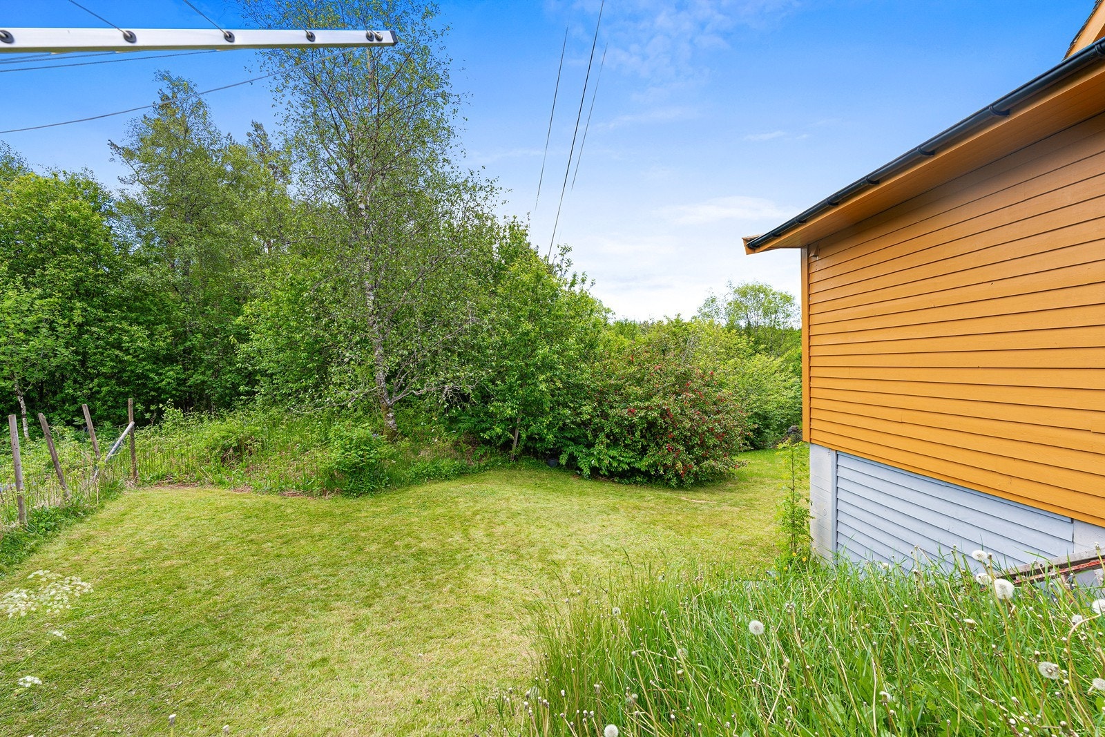 Trivelig hage som er kjekk for både store og små. Galleribilde