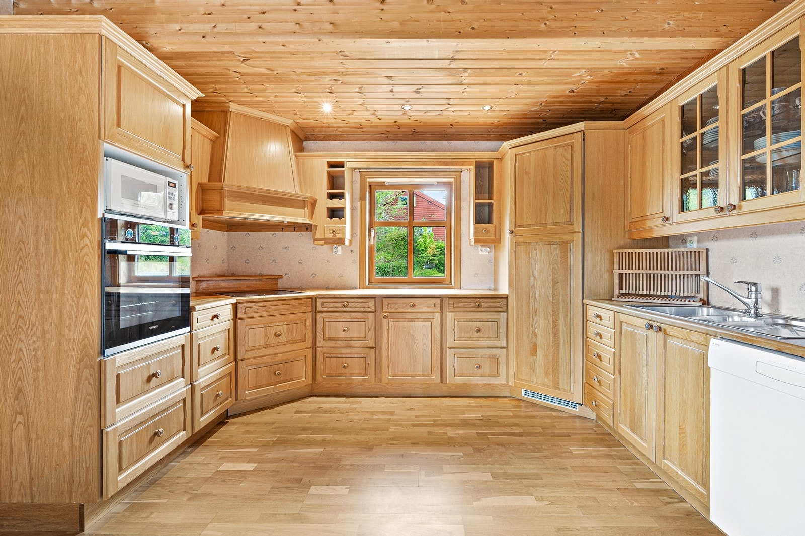 Kjøkkenet ligger i lukket løsning med tilkomst fra både spisestue og gang. Galleribilde